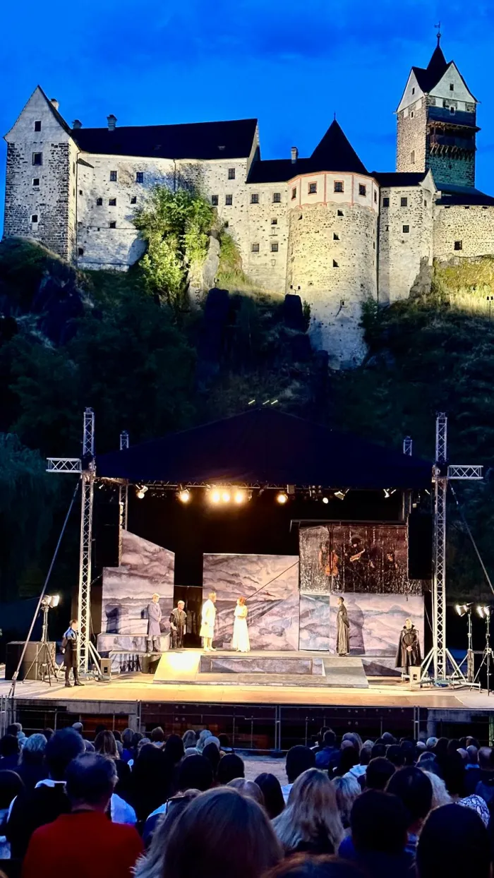 Widownia letniego festiwalu szekspirowskiego w Czechach